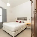 住宿加早餐酒店 Domu Qirat - Authentic With Private Terraces 3*