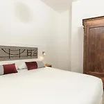 住宿加早餐酒店 Domu Qirat - Authentic With Private Terraces 3*