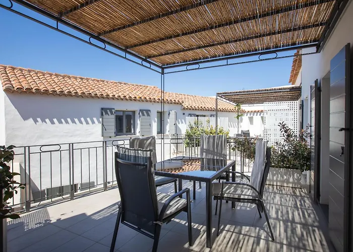 Domu Qirat - Authentic With Private Terraces